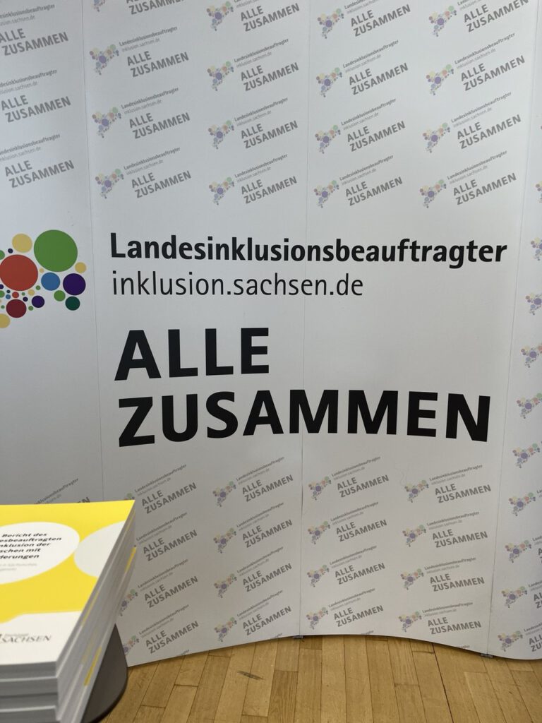 Stellwand mit Logo des Landesinklusionsbeauftragten